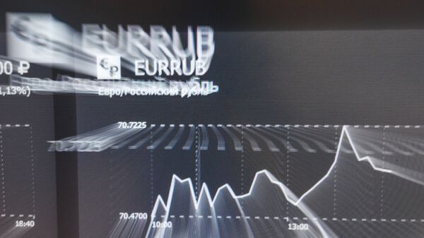 График курса евро к рублю на экране в здании Московской биржи. Архивное фото