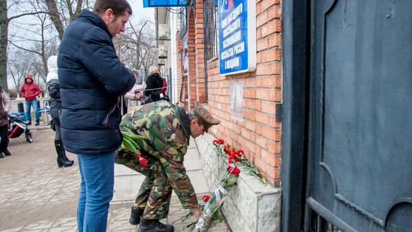 В Тирасполе возле здания выездного консульского пункта посольства РФ почтили память погибшего в Сирии российского летчика Романа Филипова. 7 февраля 2018