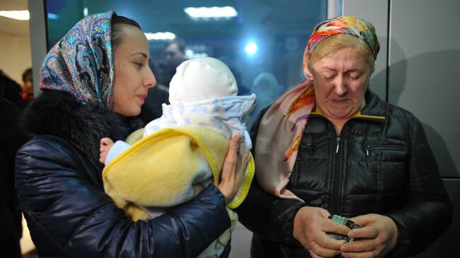 Встреча в аэропорту Грозного годовалой девочки из России Халимат Абдуллаевой, которую вернули из Ирака