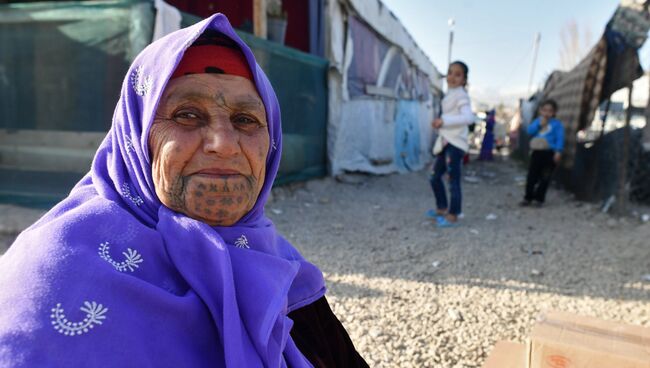 Женщина в палаточном лагере для сирийских беженцев долине Бекаа в Ливане