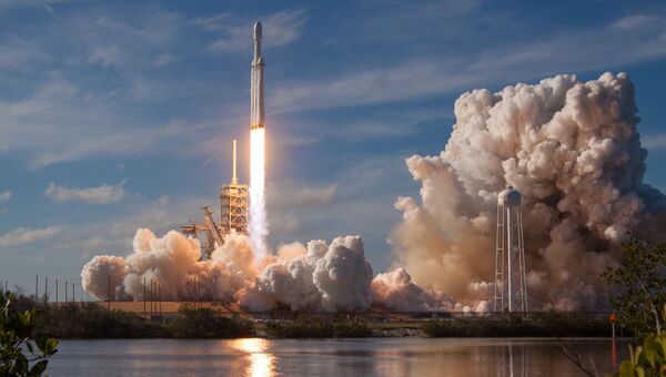 Запуск ракеты-носителя Falcon Heavy. Архивное фото
