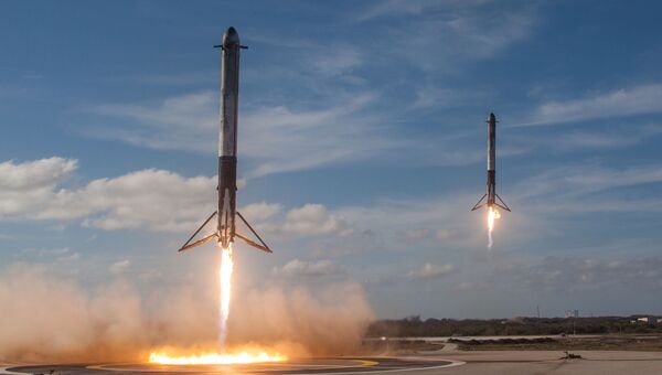 Посадка двух боковых сегментов ракеты-носителя Falcon Heavy американской компании SpaceX с мыса Канаверал в штате Флорида