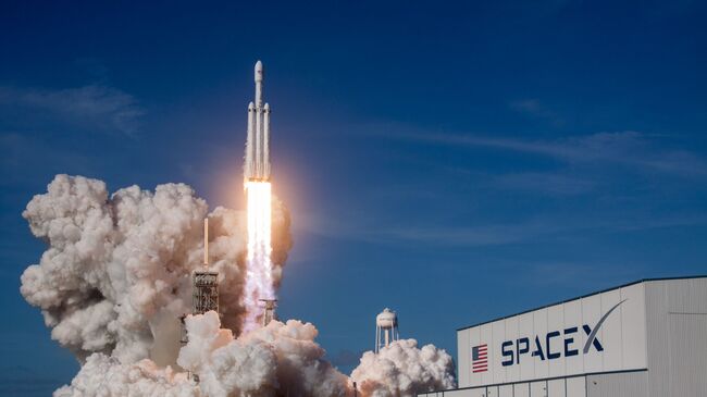 Первый запуск ракеты-носителя Falcon Heavy американской компании SpaceX с мыса Канаверал в штате Флорида
