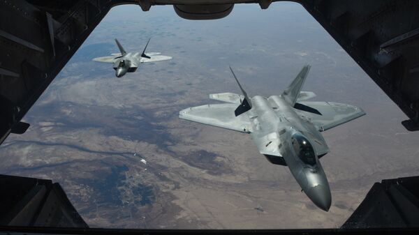 Американские истребители F-22 Raptor над территорией Сирии. Архивное фото