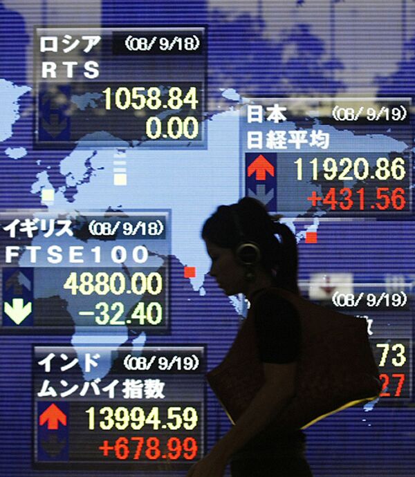 Показатели индекса Nikkei на электронном экране в Токио