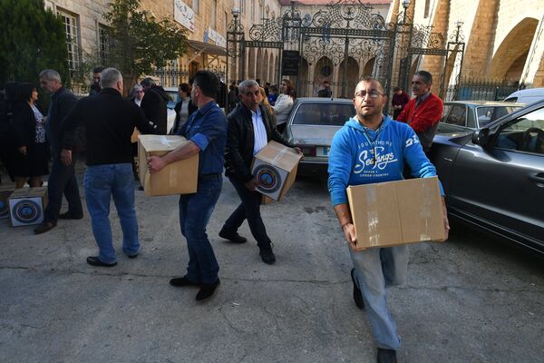Раздача гуманитарной помощи для сирийских беженцев в греко-католической церкви в Ливане