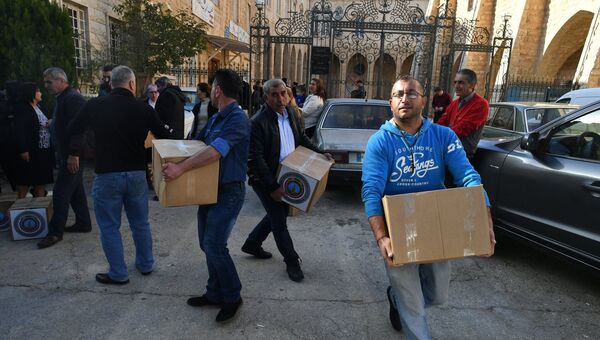 Раздача гуманитарной помощи для сирийских беженцев в греко-католической церкви в Ливане. Архивное фото