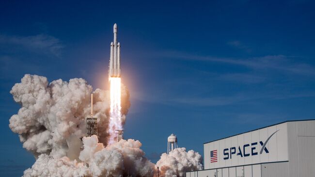 Cтарт ракеты-носителя Falcon Heavy с космодрома на мысе Канаверал. 6 февраля 2018