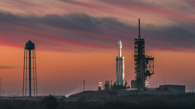 Ракета-носитель Falcon Heavy американской компании SpaceX перед стартом