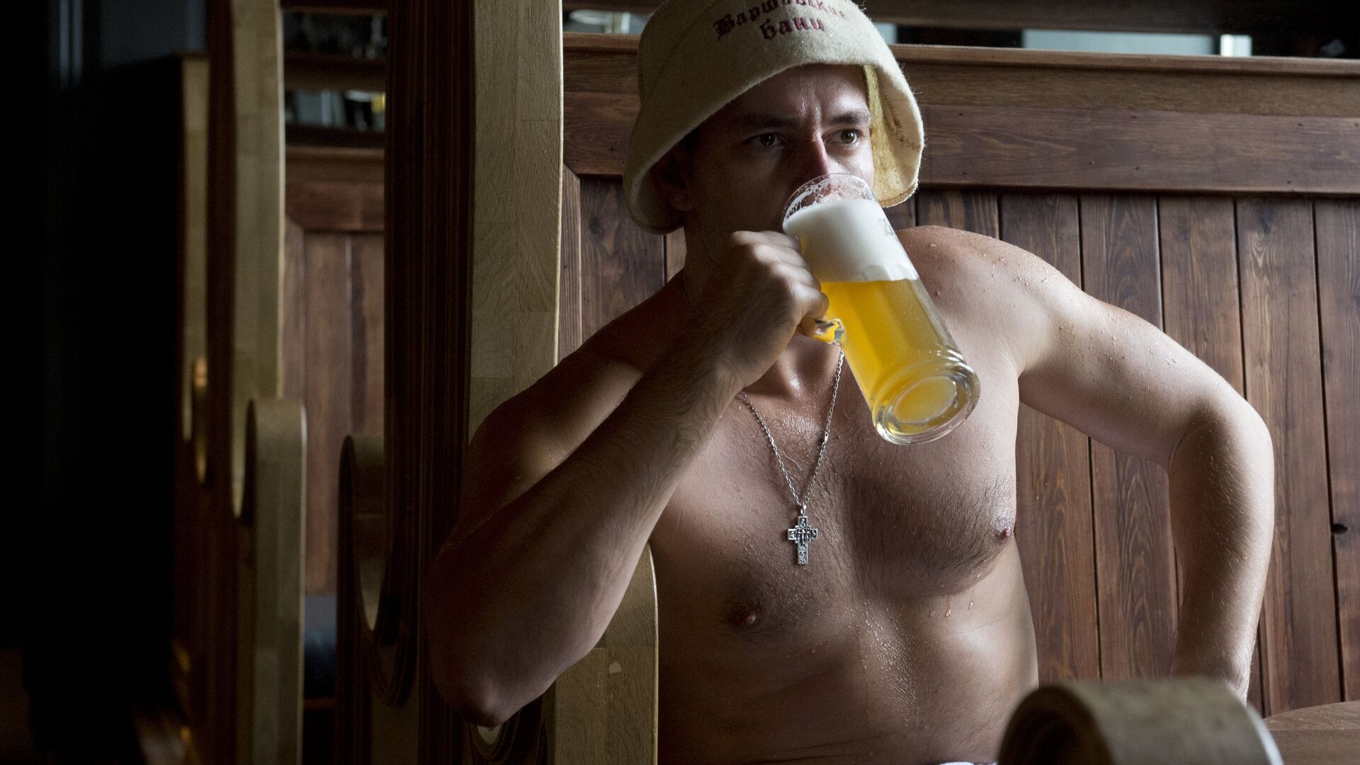 Посетитель отдыхает после процедур в Варшавских общественных банях в Москве - РИА Новости, 1920, 20.12.2025