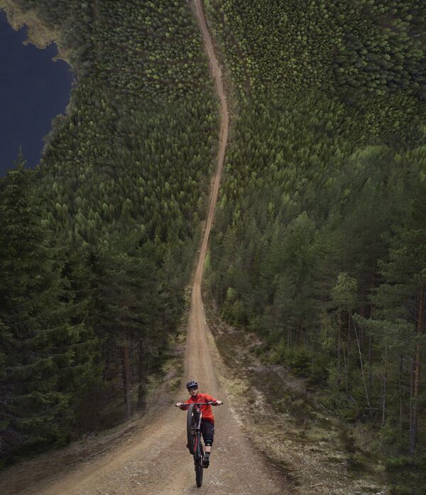 Снимок Долгое путешествие (The long ride) фотографа Jesper Guldbrand, занявший третье место в категории История
