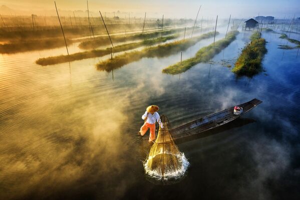 Снимок Рыбалка на восходе солнца (Sun's Up, Nets Out) фотографа Zay Yar Lin, занявший первое место в категории Пейзаж.Профессионалы