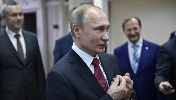 Президент РФ Владимир Путин во время посещения Института ядерной физики имени Г. И. Будкера в Новосибирске. 8 февраля 2018