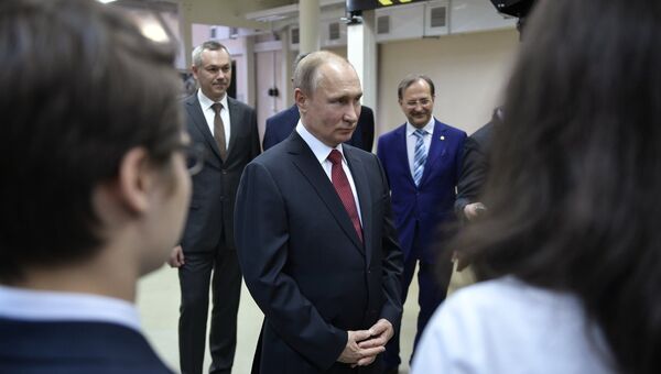 Президент РФ Владимир Путин во время встречи со студентами в Институте ядерной физики имени Г. И. Будкера в Новосибирске. 8 февраля 2018