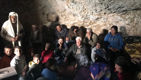 Беженцы курдского городка Джендерес бежавшие от бомбардировок турецких сил, живут в пещерах в деревне Халтан