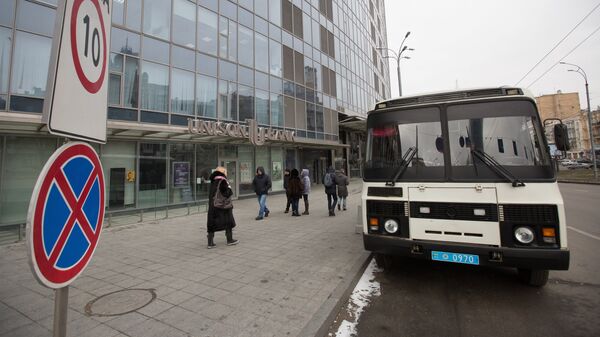 Полицейский автобус у здания редакции газеты Вести в Киеве. 8 февраля 2018