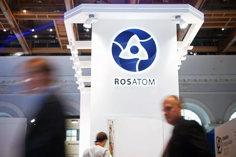 Посетители у стенда государственной корпорации по атомной энергии Росатом на международном форуме Российская энергетическая неделя в Москве Посетители у стенда государственной корпорации по атомной энергии Росатом на международном форуме Российская энергетическая неделя в Москве