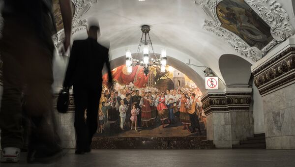 Пассажиры в вестибюле станции метро Киевская. Архивное фото