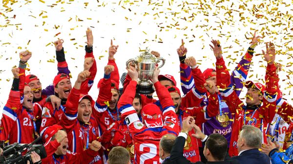 Игроки сборной России, занявшие первое место в чемпионате мира по хоккею с мячом, на церемонии награждения