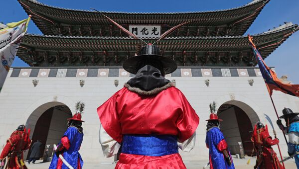 Церемония смены караула у королевского дворца Кенбоккун в Сеуле