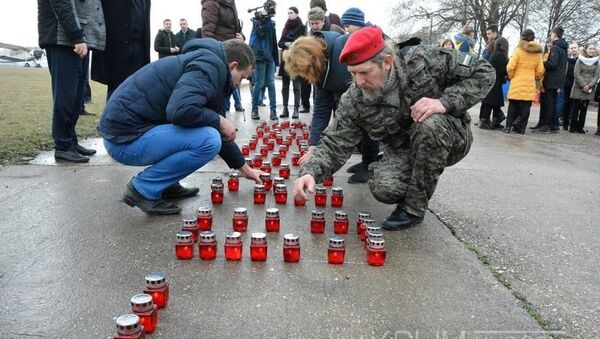 Крымчане выложили из свечей слово Гордимся в память о летчике Романе Филипове