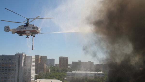 Вертолет Ка-32 тушит пожар. Архивное фото