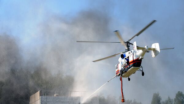 Вертолет Ка-32А во время тушения пожарной пушкой на межведомственных демонстрационных полевых учениях, которые прошли в рамках III Международного салона Комплексная безопасность-2010