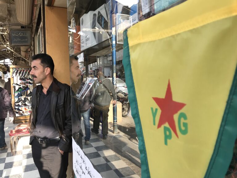 Флаг курдских сил самообороны (YPG) на центральной улице города Африн, Сирия Флаг курдских сил самообороны (YPG) на центральной улице города Африн, Сирия