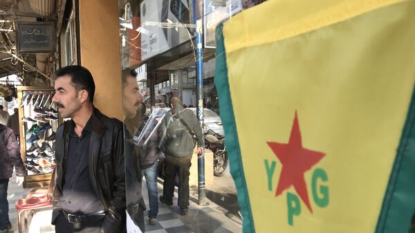 Флаг курдских сил самообороны (YPG) на центральной улице города Африн, Сирия