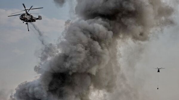 Вертолеты тушат пожар в ангаре в Москве