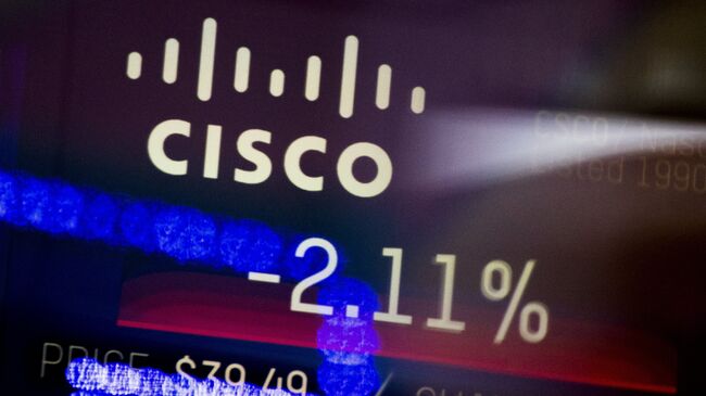 Индекс торговли компании Cisco, показаный на информационной панели биржи NASDAQ. 9 февраля 2018