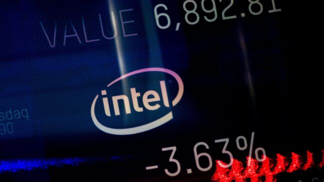 Индекс торговли компании Intel, показаный на информационной панели биржи NASDAQ