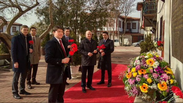 Сотрудники посольства РФ в Анкаре во время возложения цветов к мемориальной доске памяти Андрея Карлова