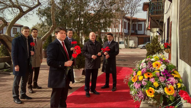 Сотрудники посольства РФ в Анкаре во время возложения цветов к мемориальной доске памяти Андрея Карлова