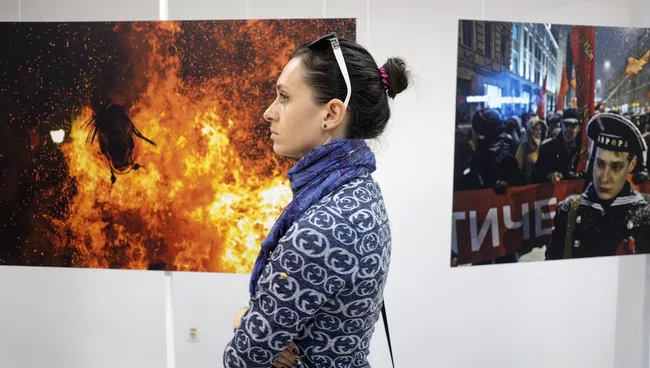 Посетительница на открытии выставки победителей Международного конкурса фотожурналистики имени Андрея Стенина в Краснодаре