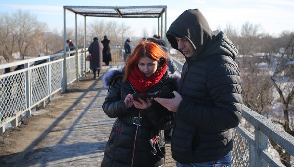 Жители ДНР пытаются поймать сигнал сети Vodafone Ukraine в Донецке. Архивное фото