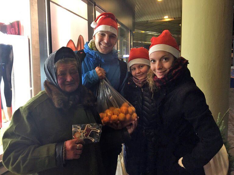 Друзья на улице помогают бездомным. Андрей Волков (в центре) Друзья на улице помогают бездомным. Андрей Волков (в центре)