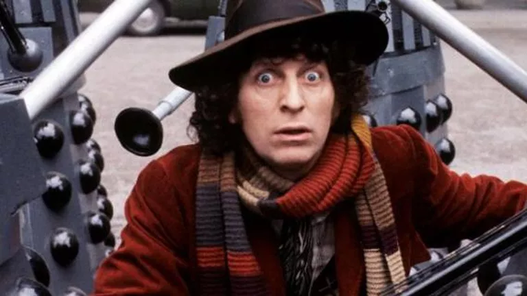 Том Бейкер в роли Доктора Кто в одноименном телевизионном сериале BBC Том Бейкер в роли Доктора Кто в одноименном телевизионном сериале BBC
