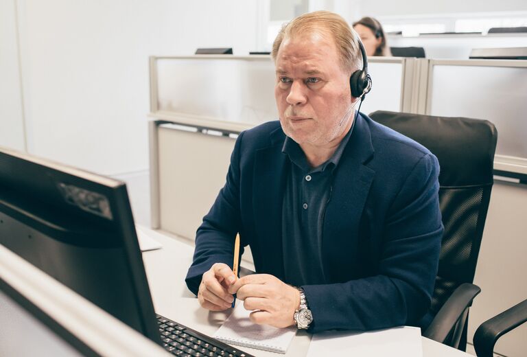 Доверенное лицо кандидата в президенты РФ Владимира Путина юрист Анатолий Кучерена принимает звонки на горячую линию от жителей России. 9 февраля 2018