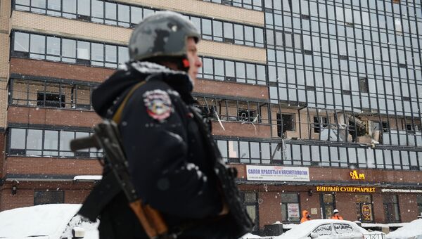 Сотрудник полиции у жилого многоэтажного дома 10 на улице Репищева в Санкт-Петербурге, в котором произошёл взрыв газового баллона. 9 февраля 2018