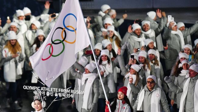 Российские спортсмены идут под Олимпийским флагом во время парада атлетов на церемонии открытия XXIII зимних Олимпийских игр в Пхенчхане