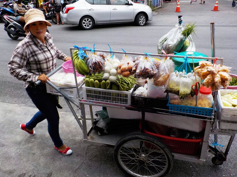 Продавщица овощей на одной из улиц Патонга