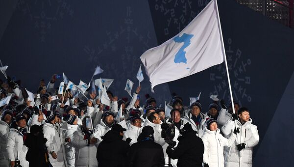 Делегация сборных Северной Кореи и Южной Кореи под объединенным флагом на церемонии открытия XXIII зимних Олимпийских игр в Пхенчхане. Архивное фото