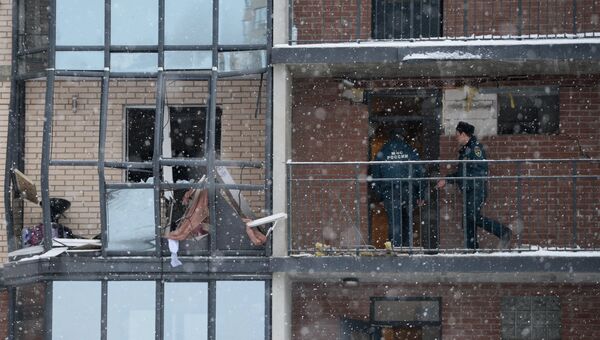 Сотрудники МЧС РФ ликвидируют последствия взрыва газового баллона в жилом многоэтажном доме на улице Репищева, дом 10 в Санкт-Петербурге. 9 февраля 2018