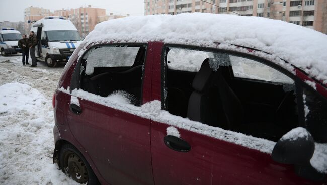 Легковой автомобиль с выбитыми стёклами, пострадавший в результате взрыва газового баллона в жилом многоэтажном доме на улице Репищева. 9 февраля 2018