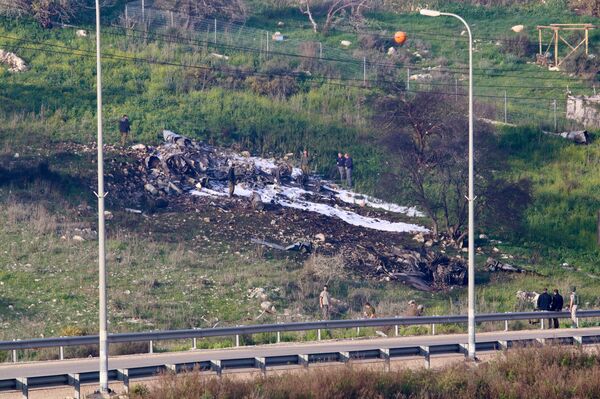 На месте крушения израильского истребителя F-16, участвовавшего в налете на Сирию. 10 февраля 2018 На месте крушения израильского истребителя F-16, участвовавшего в налете на Сирию. 10 февраля 2018