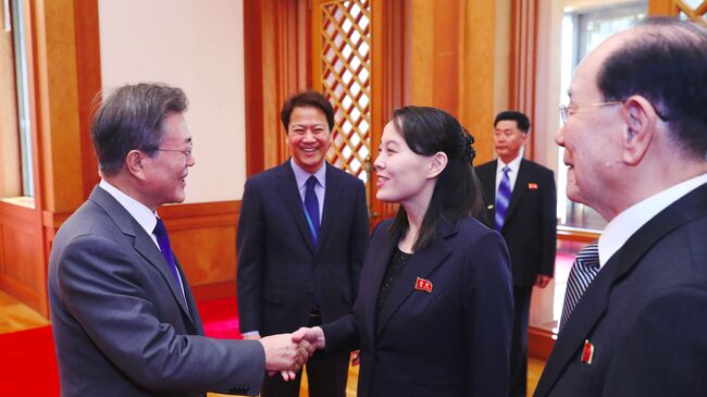 Президент Южной Кореи Мун Чжэ Ин и сестра Ким Чен Ына Ким Ё Чжон с делегацией из Северной Кореи. 10 февраля 2018