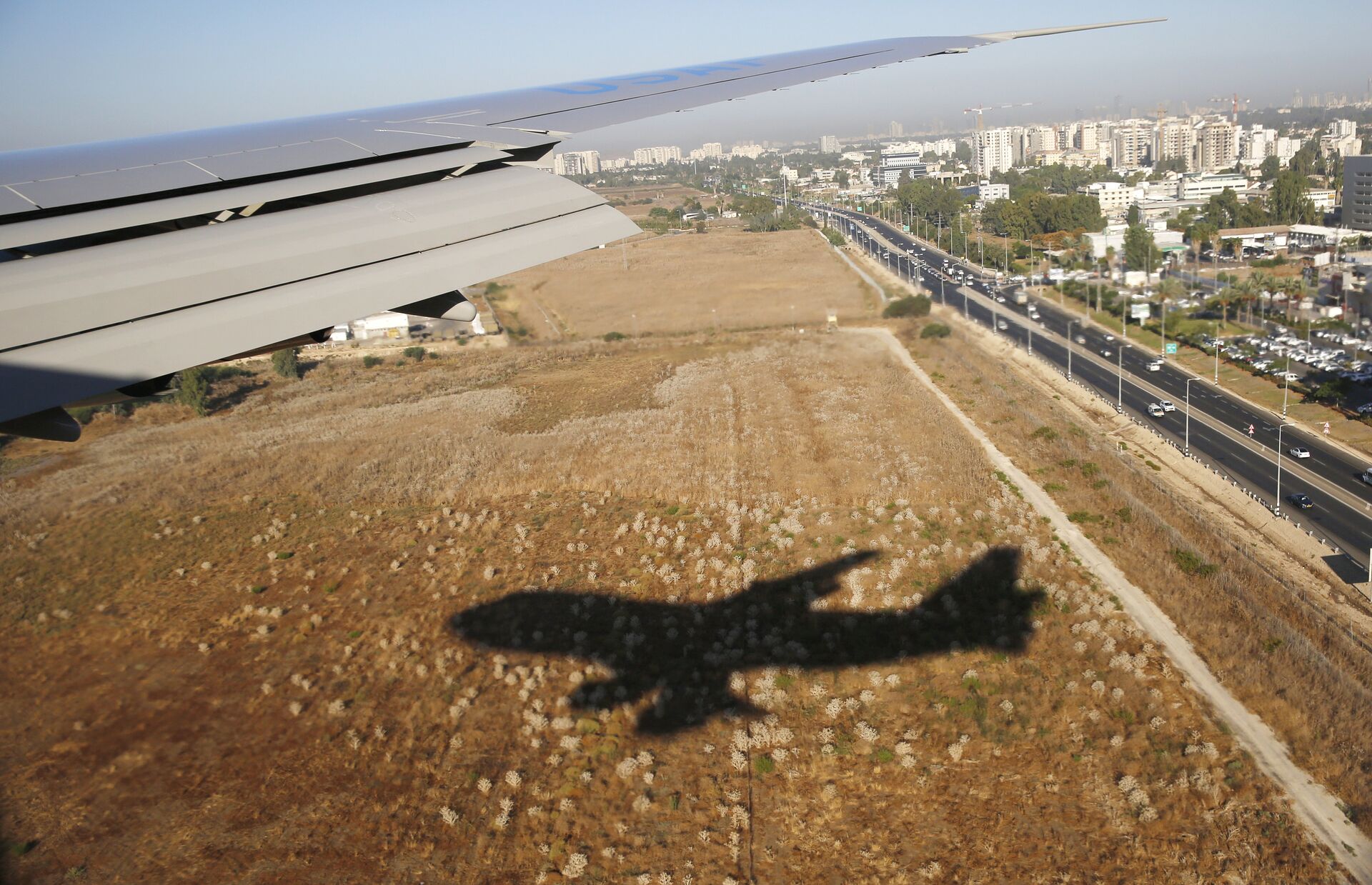 Тень от самолета, прилетающего в международный аэропорт Бен-Гурион в Тель-Авиве, Израиль - РИА Новости, 1920, 12.07.2023