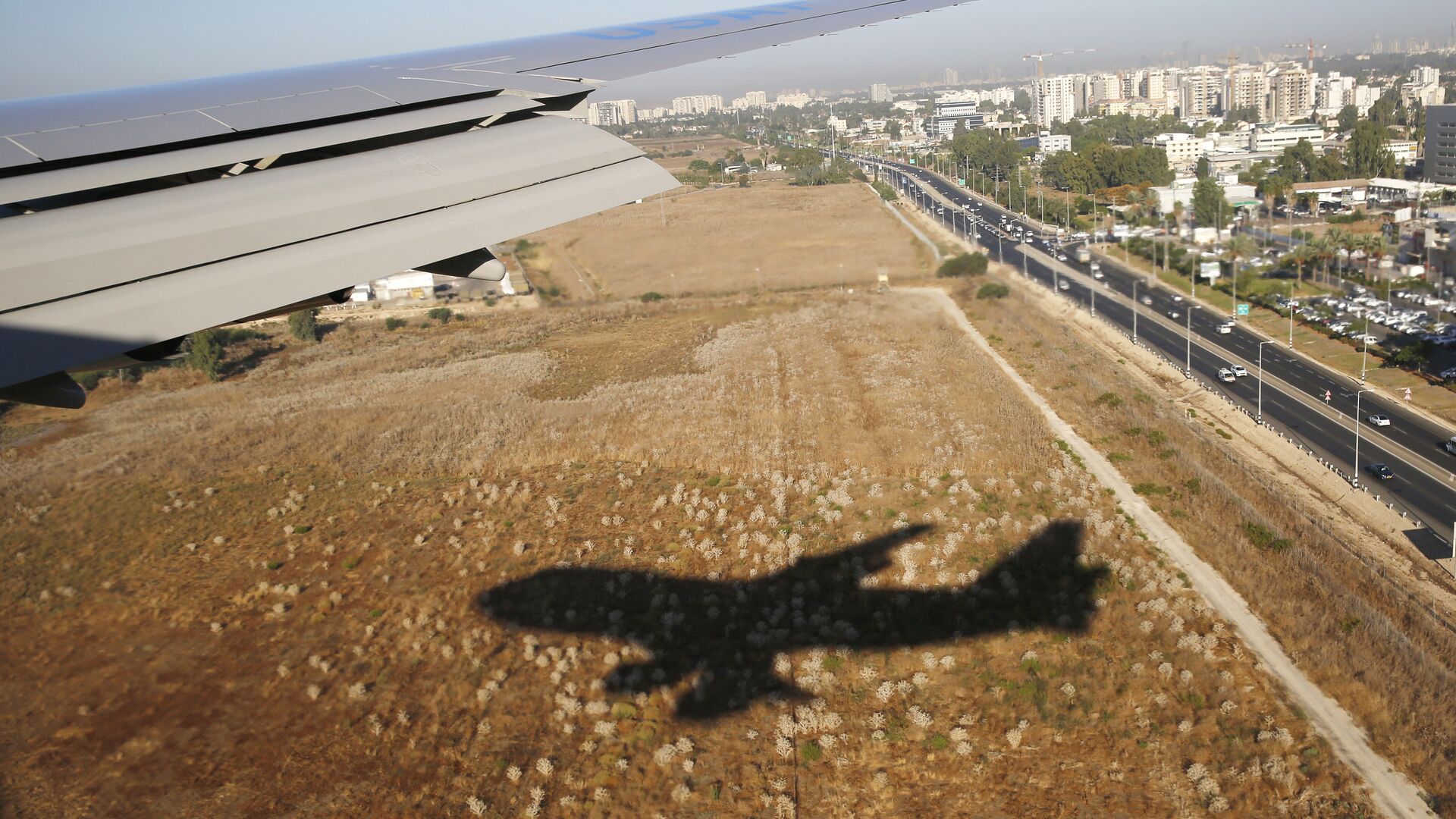 Тень от самолета, прилетающего в международный аэропорт Бен-Гурион в Тель-Авиве, Израиль - РИА Новости, 1920, 15.03.2021