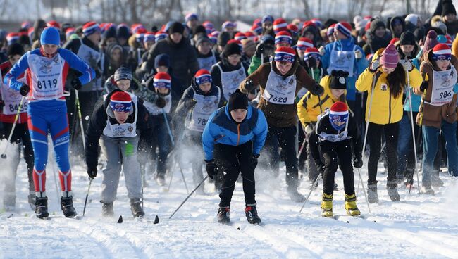 Участники Всероссийской массовой лыжной гонки Лыжня России - 2018 в Горкинско-Ометьевском лесопарке в Казани. 10 февраля 2018